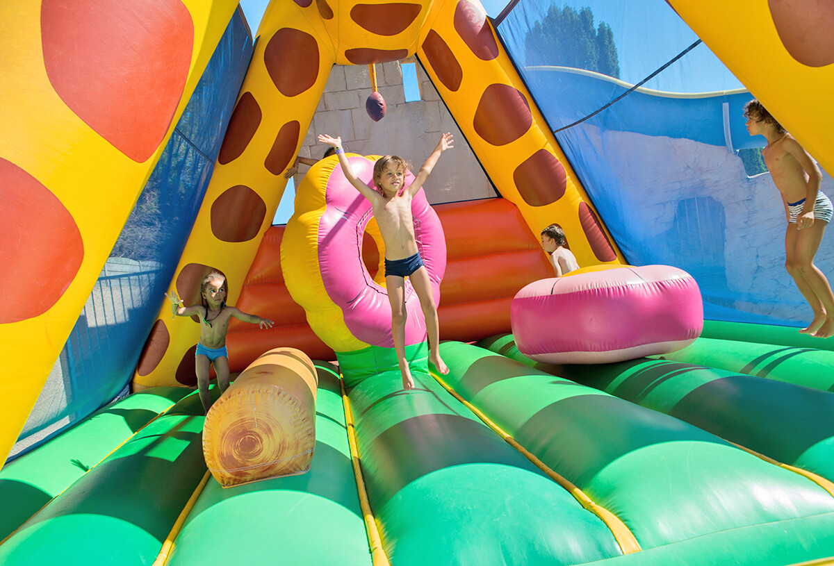 slider-05-bois-joly-jeux-gonflables-92301924.jpg
